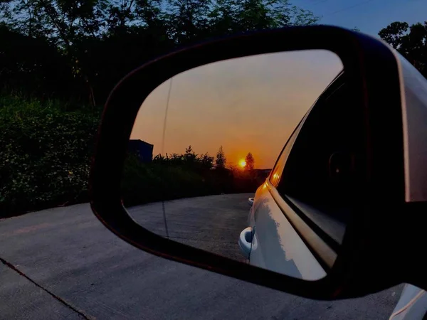 道路を走る車は — ストック写真