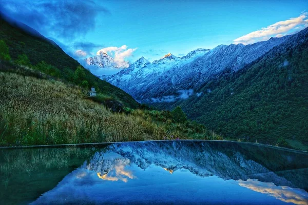 Hermoso Paisaje Con Lago Las Montañas — Foto de Stock