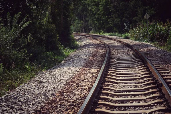 Trilhas Ferroviárias Vazias Perto Cidade — Fotografia de Stock