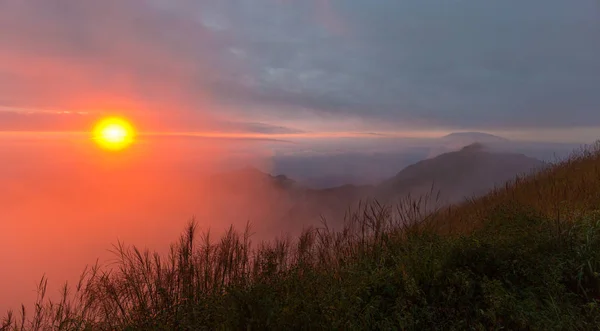 Magnifique Coucher Soleil Dans Les Montagnes — Photo