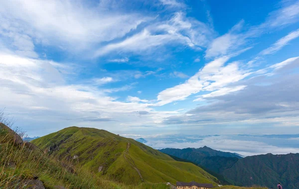 Красивый Пейзаж Величественными Горами — стоковое фото