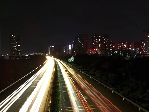 夜の交通量は — ストック写真