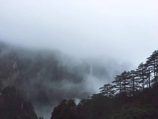 Paisaje Montaña Con Niebla Nubes — Foto de Stock