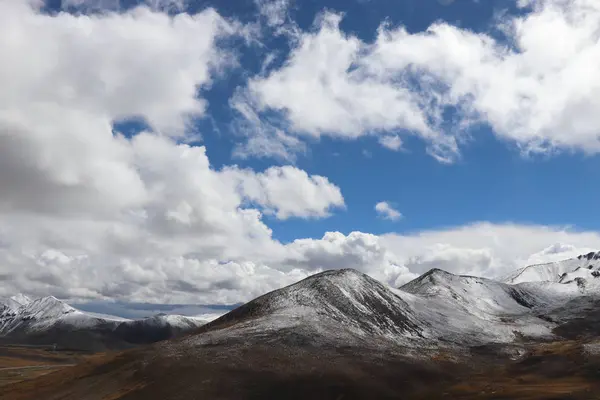 Paisaje Montaña Con Nubes Cielo Azul — Foto de Stock