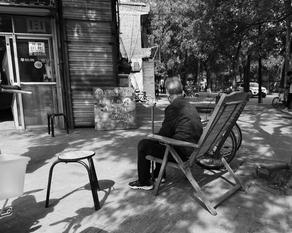 Imagen Blanco Negro Hombre Sentado Banco Calle — Foto de Stock