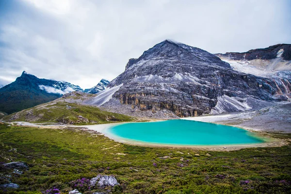 Hermoso Paisaje Montaña Con Lago Cielo Azul —  Fotos de Stock