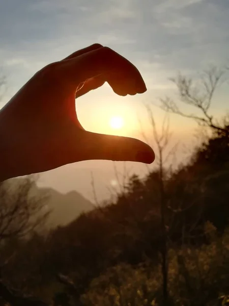 Mano Sosteniendo Una Forma Corazón Cielo — Foto de Stock