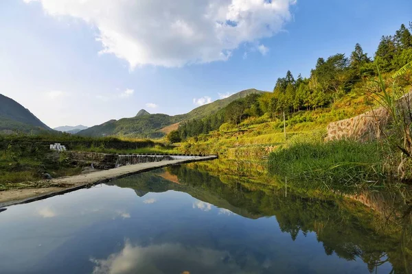 Paisaje Montaña Con Lago Montañas — Foto de Stock