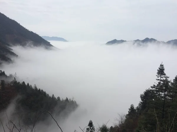 Paysage Montagne Avec Brouillard Nuages — Photo