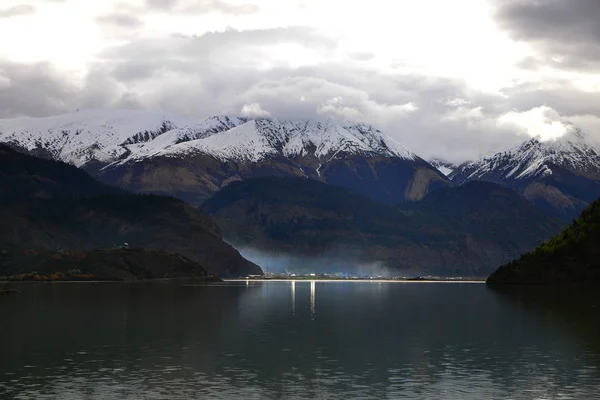 Lago Montaña Con Nubes Montañas — Foto de Stock