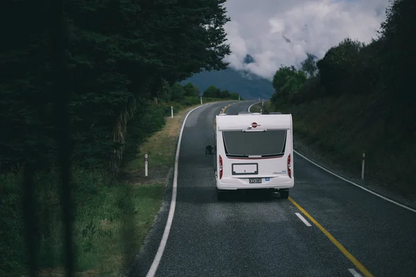 Ônibus Uma Estrada Floresta — Fotografia de Stock