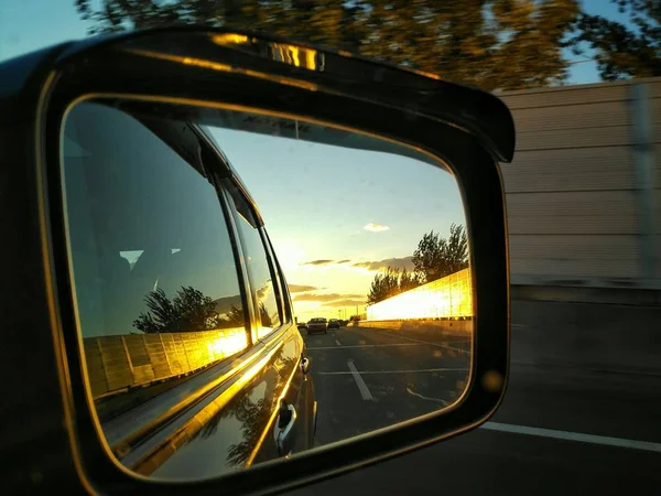 道路を走る車は — ストック写真