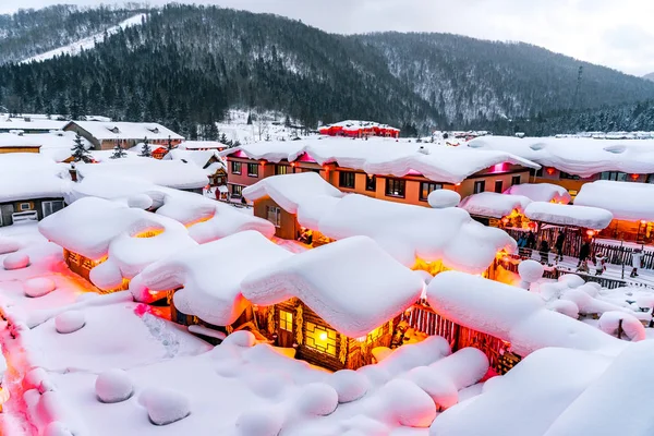 Paisaje Invernal Con Árboles Cubiertos Nieve Montañas — Foto de Stock