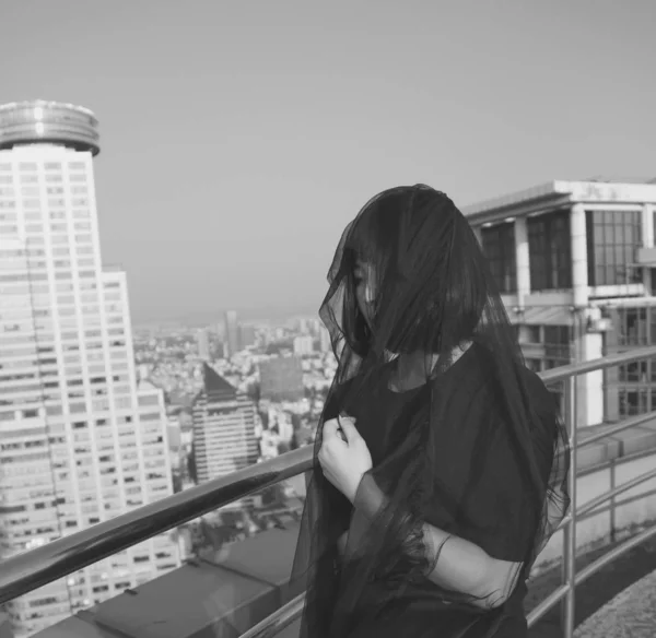 Retrato Blanco Negro Una Hermosa Mujer Una Ciudad — Foto de Stock