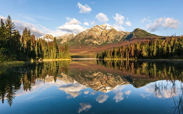 Lac Dans Les Montagnes Automne — Photo