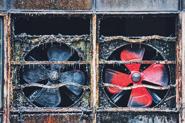 黑色背景的生锈的旧金属门 — 图库照片