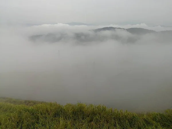 Paisaje Montaña Con Niebla Nubes — Foto de Stock