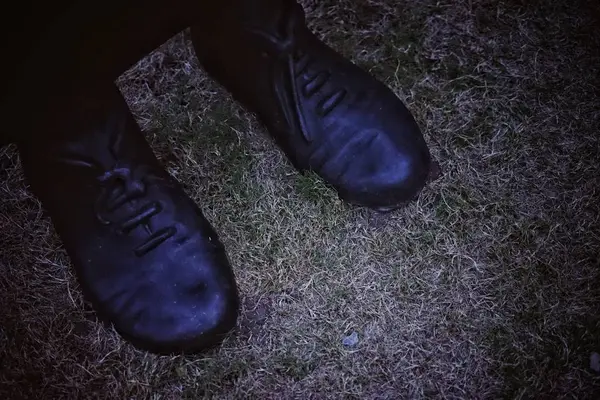 Zapatos Cuero Negro Sobre Fondo Oscuro — Foto de Stock