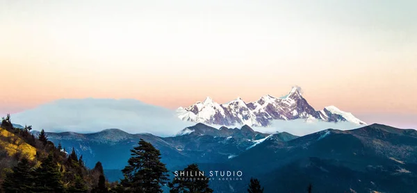 This photo was taken in front of the Lulanglin Sea, at a time when Nangabawa was not obscured by clouds and fog, and was lucky to see its full picture.