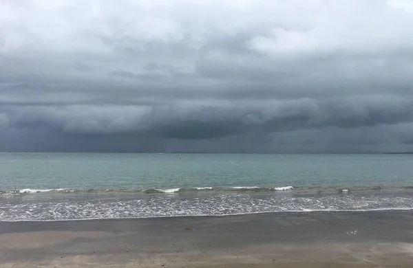 Hermosa Playa Con Olas Nubes — Foto de Stock