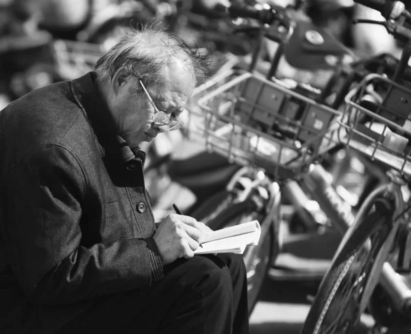 Hombre Con Libro Ciudad — Foto de Stock