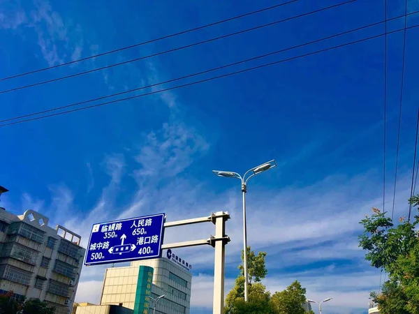 Señal Tráfico Una Carretera Ciudad — Foto de Stock