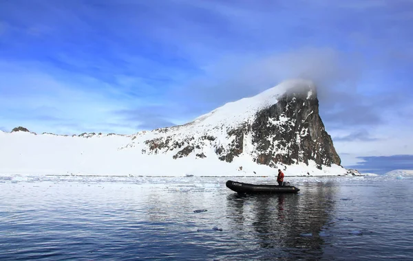 Beautiful Landscape Boat Mountains Norway — 스톡 사진