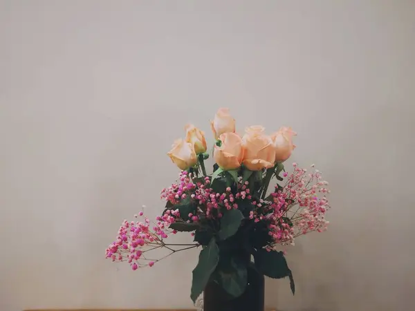 Hermosas Rosas Rosadas Jarrón Sobre Fondo Blanco — Foto de Stock