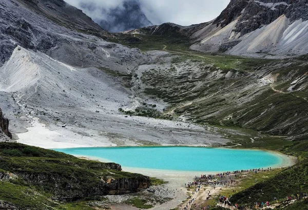 Bergslandskap Med Berg Och Sjö — Stockfoto