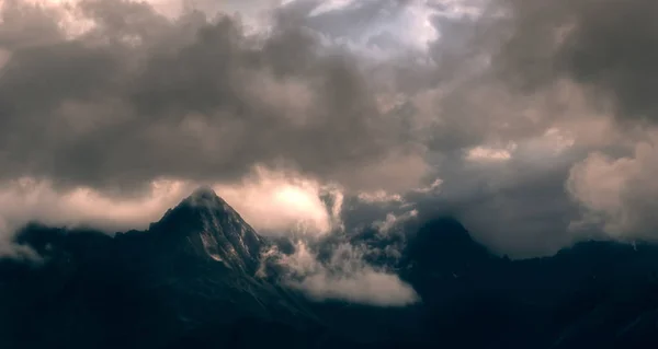 Σύννεφα Στα Βουνά — Φωτογραφία Αρχείου