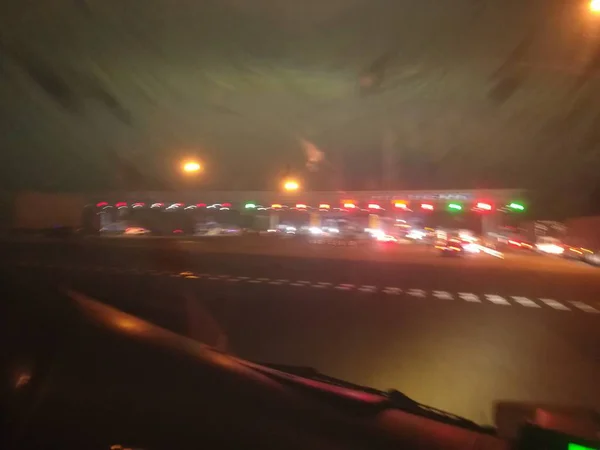 Траси Світлофора Дорозі Вночі — стокове фото
