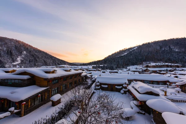 Paisaje Invernal Con Montañas Cubiertas Nieve — Foto de Stock