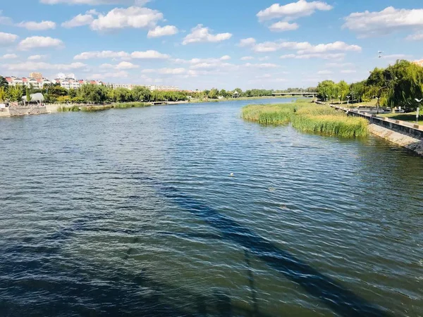 Hermosa Vista Del Río Ciudad — Foto de Stock