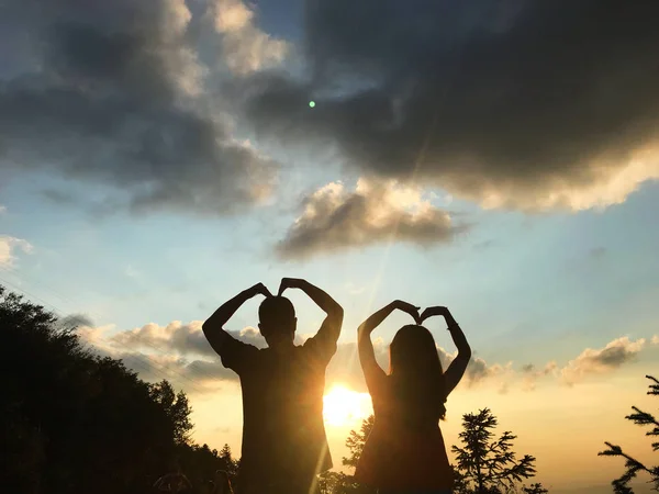 Silueta Una Mujer Cogida Mano Cielo — Foto de Stock