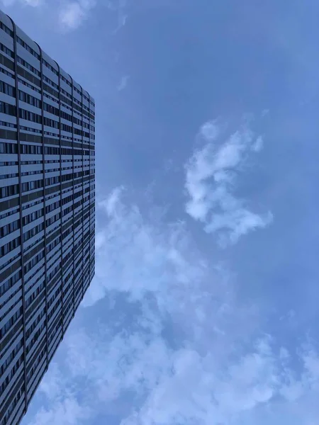 Moderno Edificio Oficinas Con Nubes — Foto de Stock