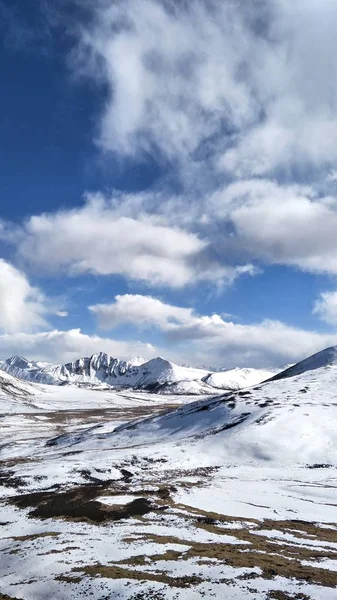 Paisaje Montaña Con Nieve Cielo Azul — Foto de Stock