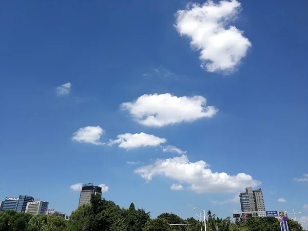 Horizonte Ciudad Con Cielo Azul Nubes — Foto de Stock