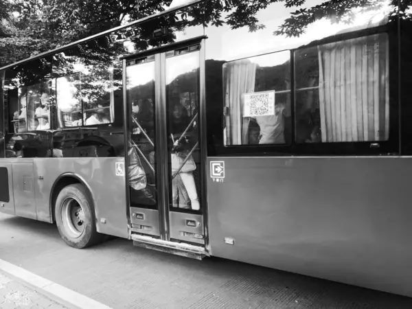Parada Autobús Con Una Gran Foto Blanco Negro — Foto de Stock