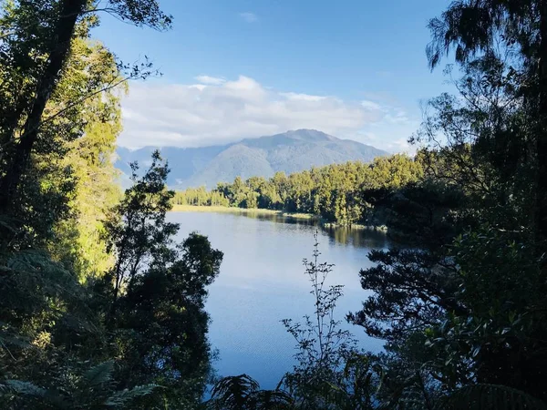 Hermoso Paisaje Con Lago Tranquilo — Foto de Stock