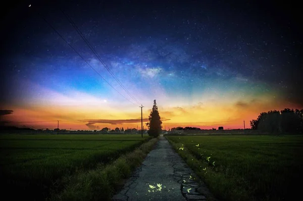 Visão Noturna Campo Com Lua Nuvens — Fotografia de Stock