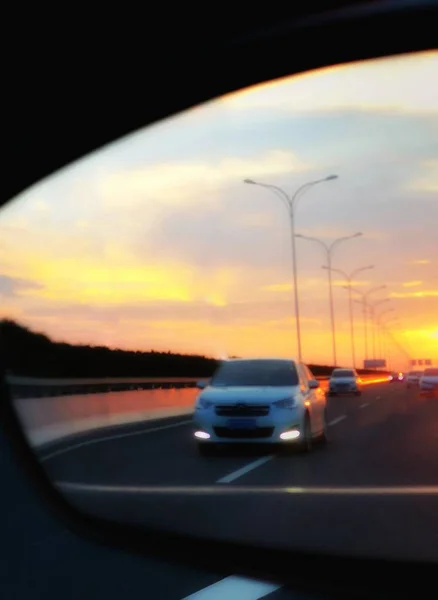 高速道路を走る車は — ストック写真