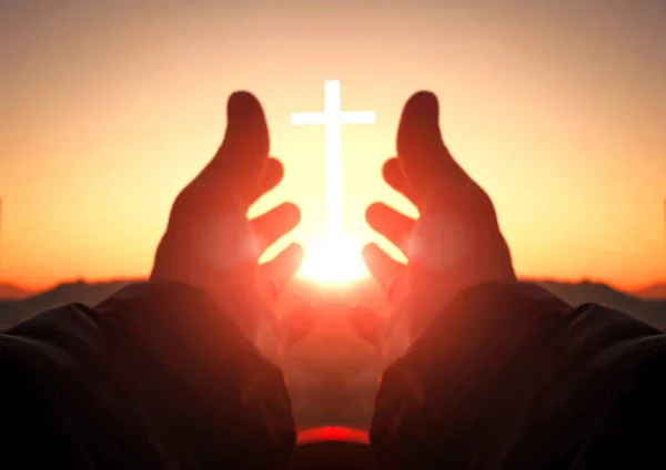 Silhouette Dell Uomo Che Prega Con Croce Tramonto — Foto Stock