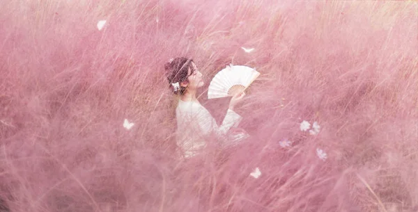 Красивая Женщина Розовом Платье Крыльями Бабочки — стоковое фото