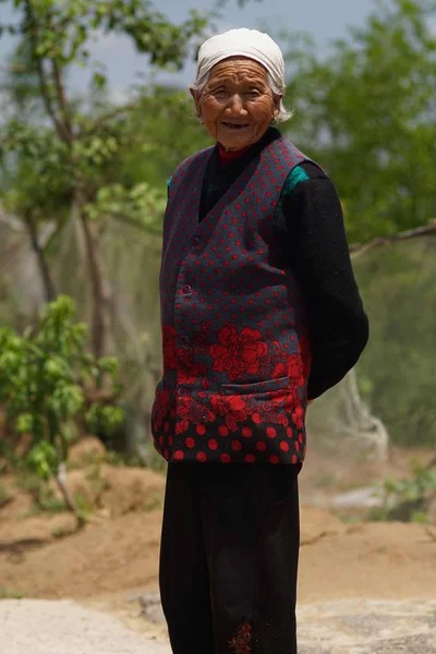 Retrato Una Mujer Hermosa Traje Tradicional — Foto de Stock