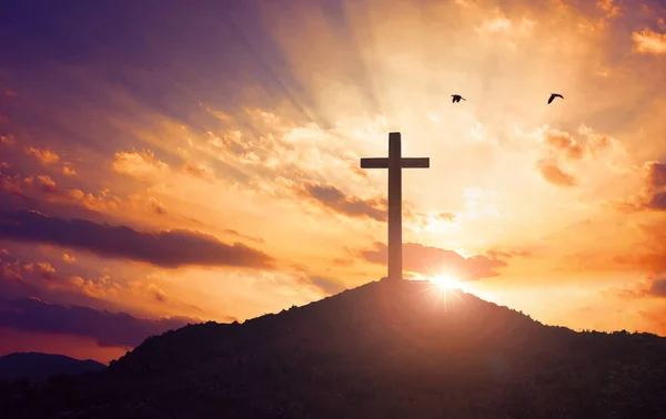 Sylwetka Jezusa Chrystusa Stojąca Krzyżu Przed Zachodem Słońca — Zdjęcie stockowe
