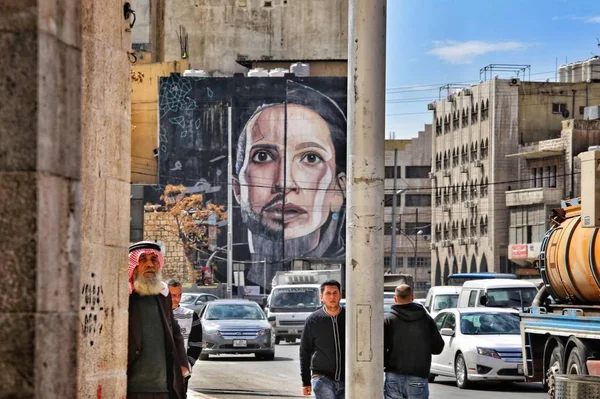 Retrato Joven Una Calle Con Teléfono Móvil — Foto de Stock