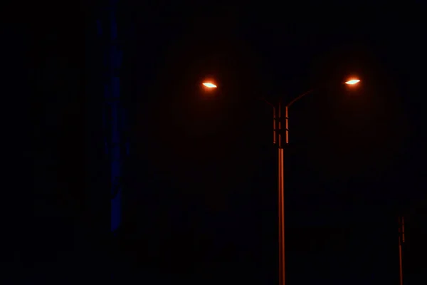 Lichtstrahl auf schwarzem Hintergrund — Stockbild Lichtstrahl Auf Schwarzem Hintergrund — Stockfoto