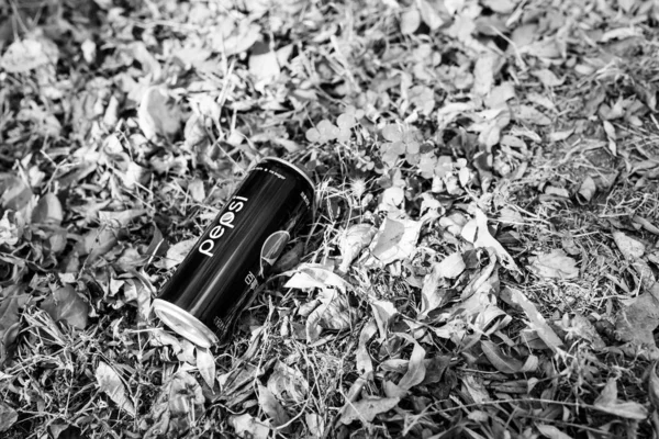 Foto Blanco Negro Smartphone Con Cigarrillo — Foto de Stock