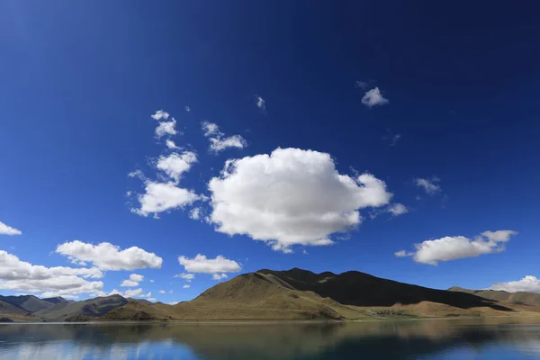 Hermoso Paisaje Con Nubes Cielo Azul — Foto de Stock