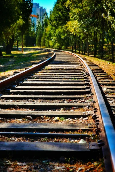 Trilhas Ferroviárias Vazias Perto Cidade — Fotografia de Stock